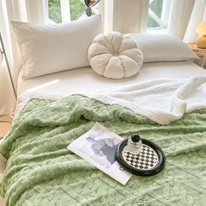 Pătură Dublă Blană Eco 200x230cm, 2kg greutate , Blăniță Albă, Tapițerie 435 gm² ,Calitate Premium, Moale și Călduroasă, Verde 3